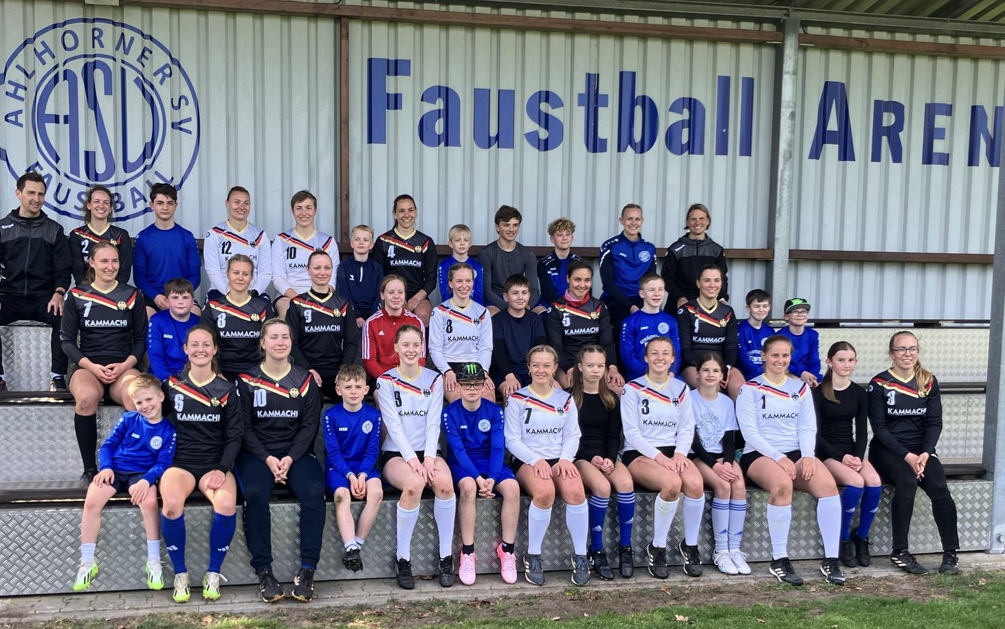 19.04.25: Ahlhorn: Der Lehrgang der Frauen Nationalmannschaft in Ahlhorn.
Hier nach dem Kleinfeldturnier mit Ahlhorner NachwuchsspielerInnen, das von Sarah und Tim Albrecht organisiert wurde.
Betreut und verköstigt werden die Spielerinnen des Lehrgangs über die gesamten Osterfeiertage von Bianca Nadermann und ihrem Helferteam !