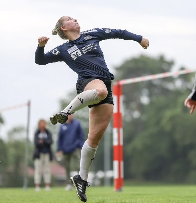 15.06.25: Zwei Siege in der Frauen Bundesliga in Ahlhorn, hier mit Jordan Nadermann im Angriff (Foto: Uwe Spille)