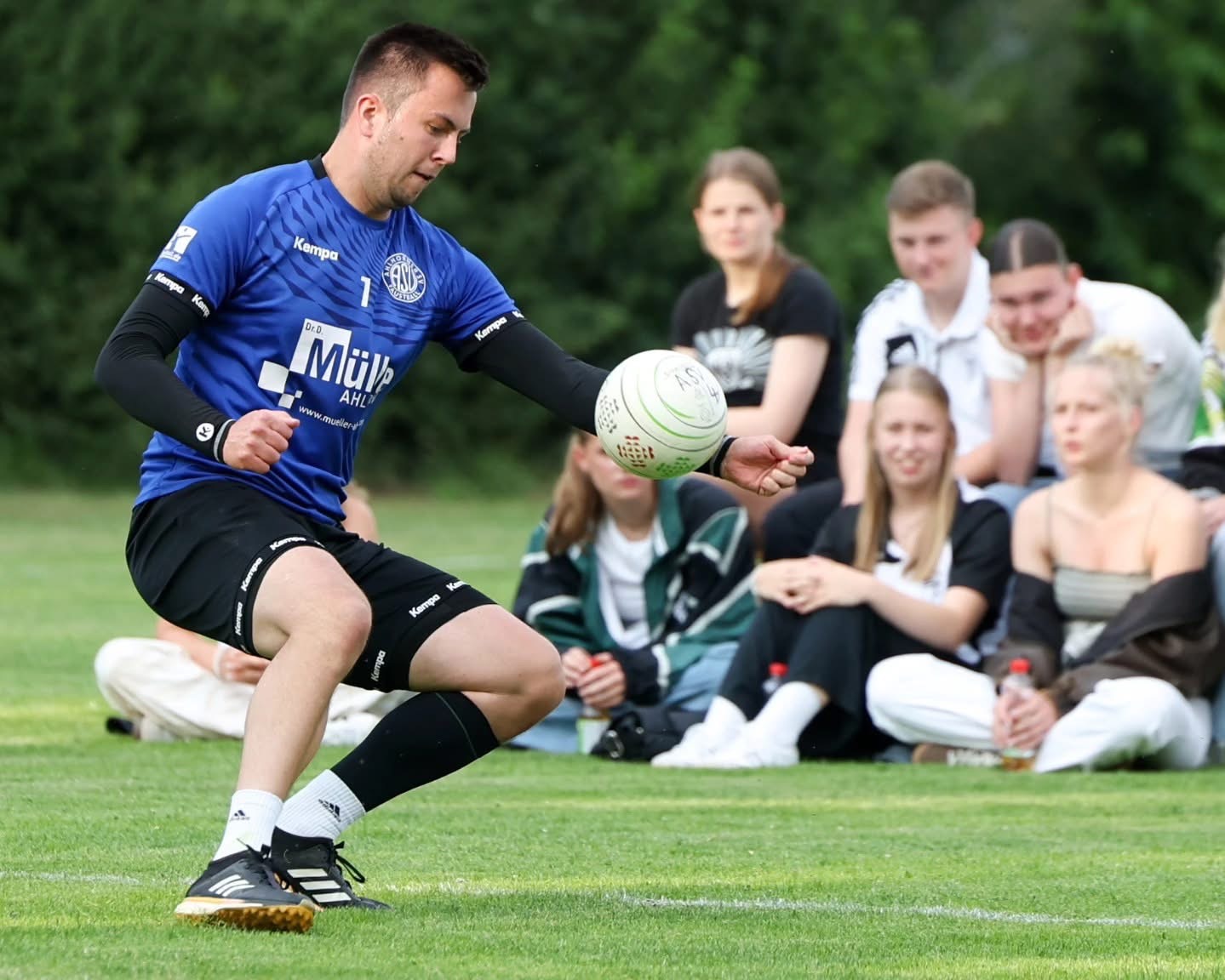 4.7.25: Jan Hermes beim vorerst letzten Spieltag der 1. Bundesliga in Ahlhorn. Knapp unterlagen unsere Jungs vor 250 Zuschauern dem TV Brettorf mit 1:5. Aber fast alle Sätze gingen in die Verlängerung… ! (Foto: Uwe Spille)