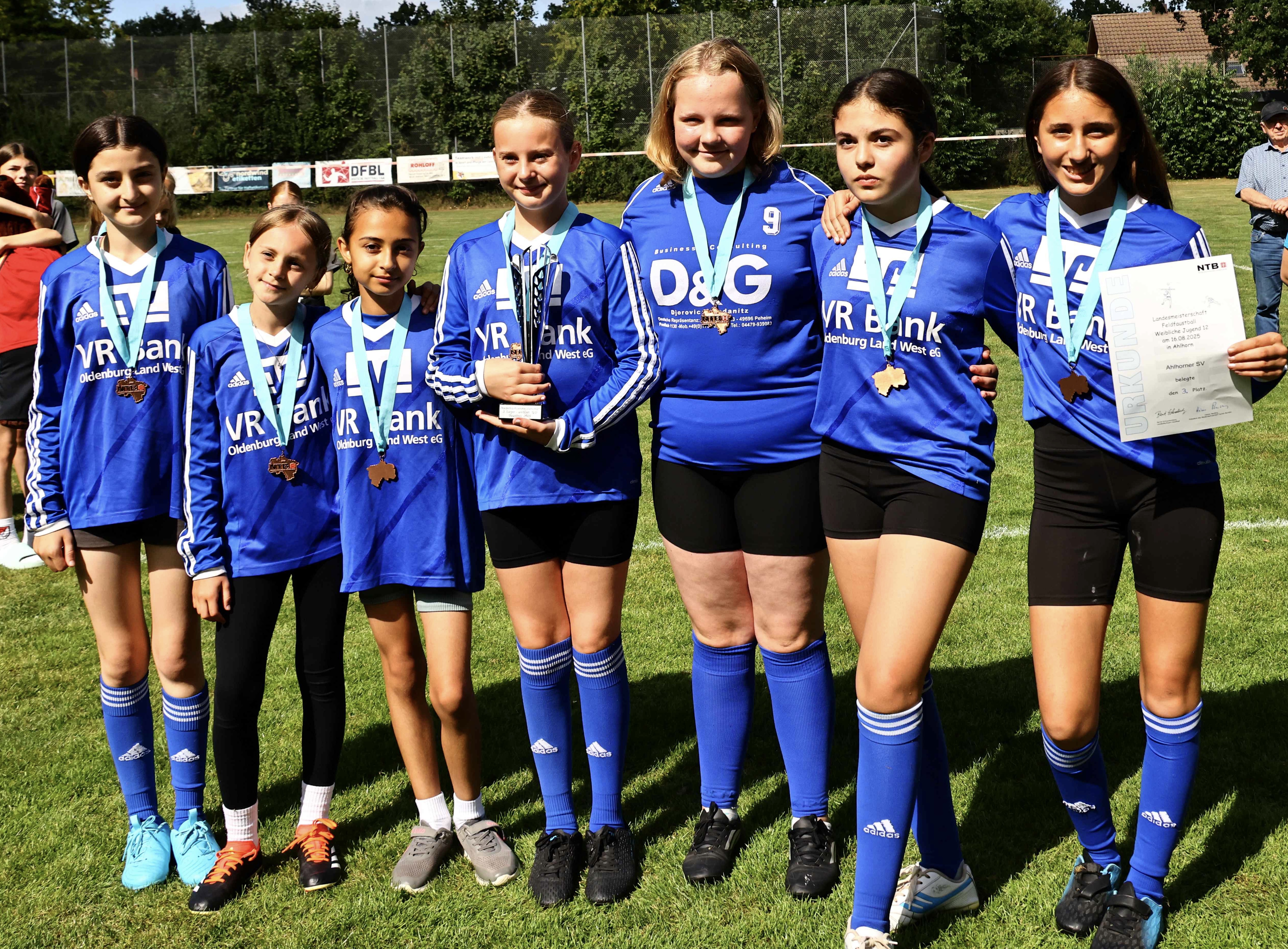 17.08.25: Bronzemedaille für die wU12 bei der Niedersachsenmeisterschaft in Ahlhorn - unsere Mädchen. (Foto: Kurt Peters)
von links: Maili Alyas, Alina Cojocaru, Kathreen Safwan Majeed, 	Ida Schütte, Laura Rohde, Alicia Arslan, Selina Yildirim.	