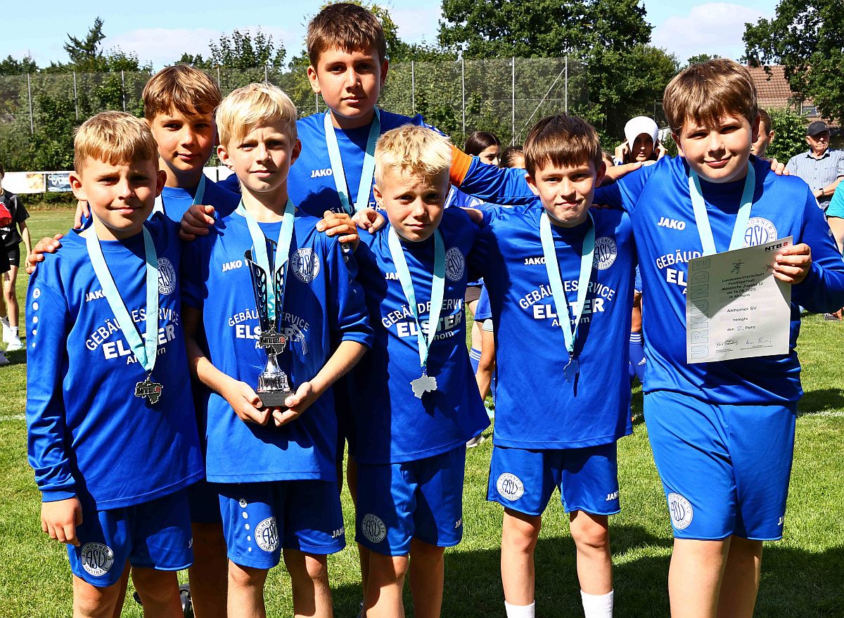 17.08.25: Silbermedaille für unsere mU12 bei der Niedersachsenmeisterschaft in Ahlhorn - unsere Jungs. (Foto: Kurt Peters)
von links: Damian Meininger, Levi Gellert, Felix Kirchgeorg, Tom Mäkelburg, Nuri Köhrmann, Alexander Wolf, Tim Schönle.