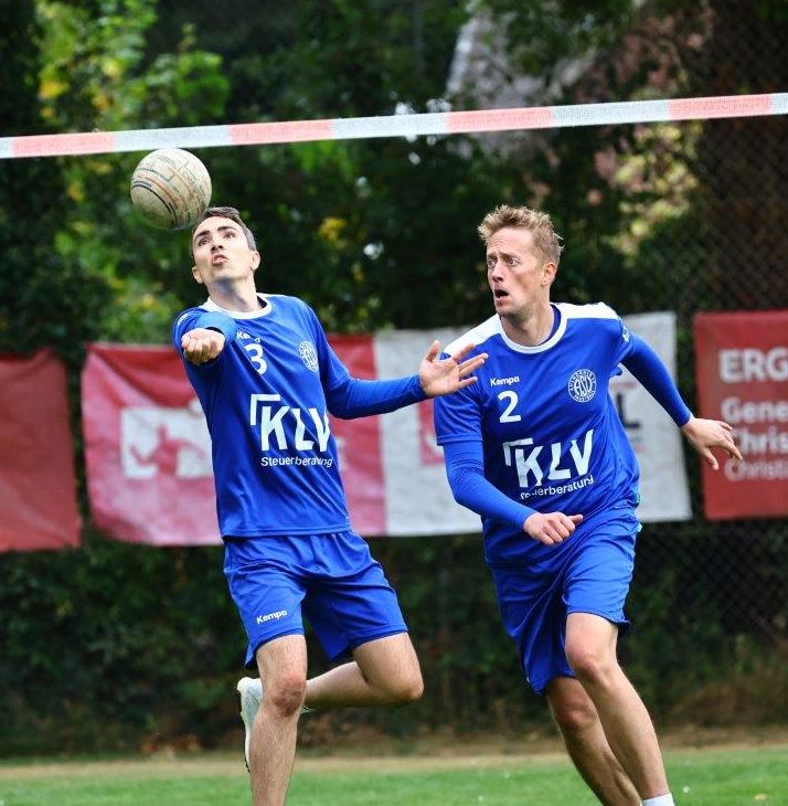 31.08.25: Aufstiegsspiele zur Niedersachsenliga - Tim beim Zuspiel für Christoph (Foto: Kurt Peters)