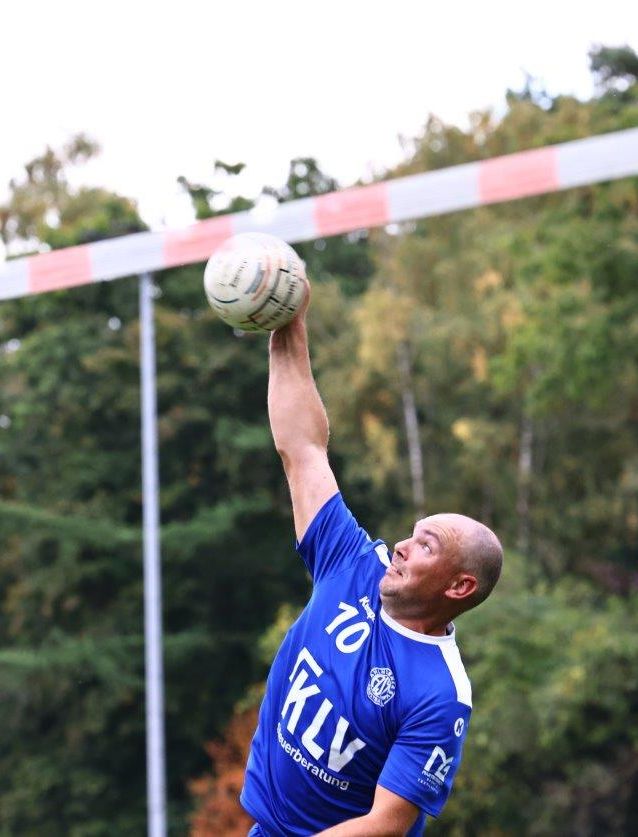 31.08.25: Aufstiegsspiele zur Niedersachsenliga - Dennis beim Angriff (Foto: Kurt Peters)