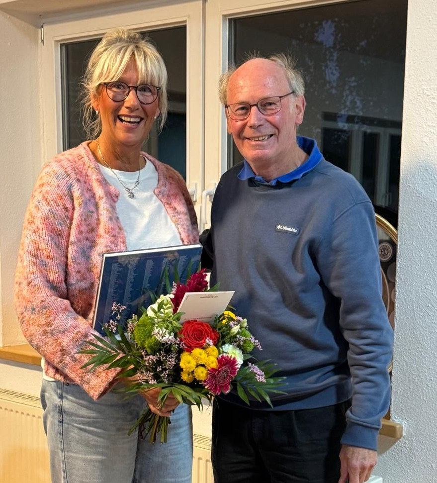24.09.25: Auf unserer heutigen Abteilungsversammlung wurde Petra Gallenkamp feierlich verabschiedet. 
Sie hatte genau 20 Jahre (!) das wichtige Amt der Kassenwartin unserer Abteilung inne. 
In ihrer Funktion begleitete und gestaltete sie maßgeblich, kreativ und verantwortungsvoll die Arbeit der Faustballabteilung. 
Insbesondere wären auch die vielen regionalen und überregionalen Veranstaltungen (u.a. Weltpokal 2006, Weltmeisterschaft 2007 zusammen mit dem TV Brettorf in Wildeshausen, Deutsche Seniorenmeisterschaft 2012, Deutsche Meisterschaft der Frauen und Männer 2013 und 2018, viele Nachwuchsmeisterschaften, usw.) ohne ihr Engagement in dieser Form nicht möglich gewesen.
Petra, vielen Dank für deinen großen Einsatz!