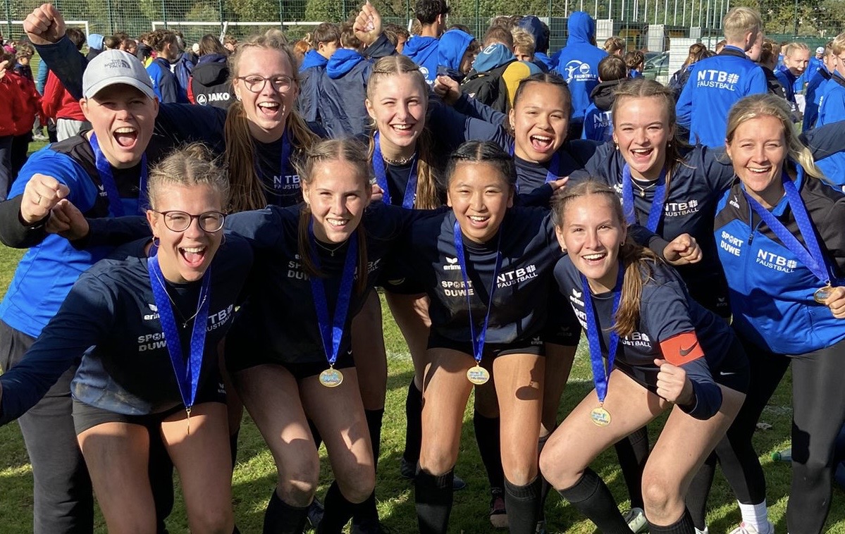05.10.2025: Gewinnen den Jugendeuropapokal mit der Niedersachsenauswahl beim JEP in Dresden: Lena Meidenstein (hinten, 2. von links), Anastasia Will (vorne, 1. von links), Minh Anh Tran (vorne, 3. von links) und Thuong Nguyen (hinten, 4. von links), die alle im Finale gegen Oberösterreich auf dem Feld standen. Und als Trainerin auch an der Seite: Michaele Grzywatz (hinten, ganz rechts)!