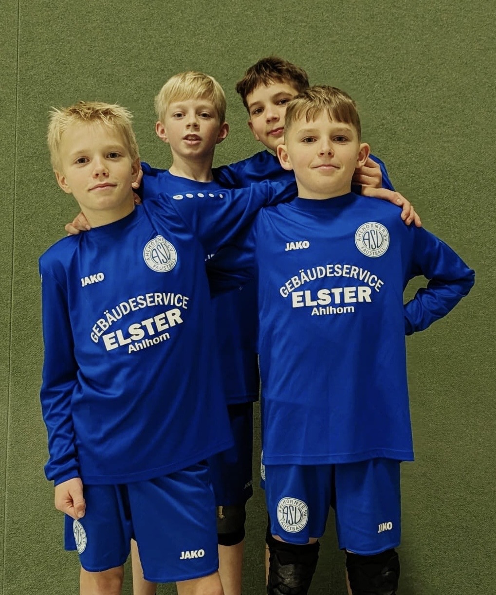 22.11.25: Drei Siege in Brettorf und Tabellenführer bei der mU12 - unsere Jungs.
Von links: Nuri Köhrmann, Felix Kichgeorg, Levi Gellert, Damoin Meiniger.