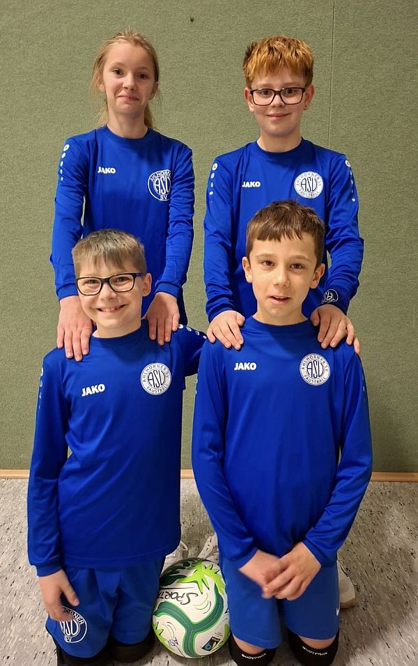 22.11.25: Mit 1:5 Punkten gut gekämpft - ASV 2 bei der mU12 in Brettorf.
Oben von links: Julia, Leon Pasemann, (unten) Julian Ferchl, Milan Kerauan.