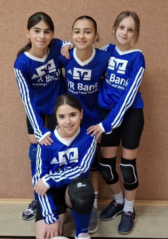 22.11.25: Zwei Siege und eine Niederlage in Ahlhorn bei der wU12 - ASV 1.
von links: Leeveeya Al-Murad, Kathreen Safwan Majeed, Alina Cojocaru; vorne: Batoul Zaiter.