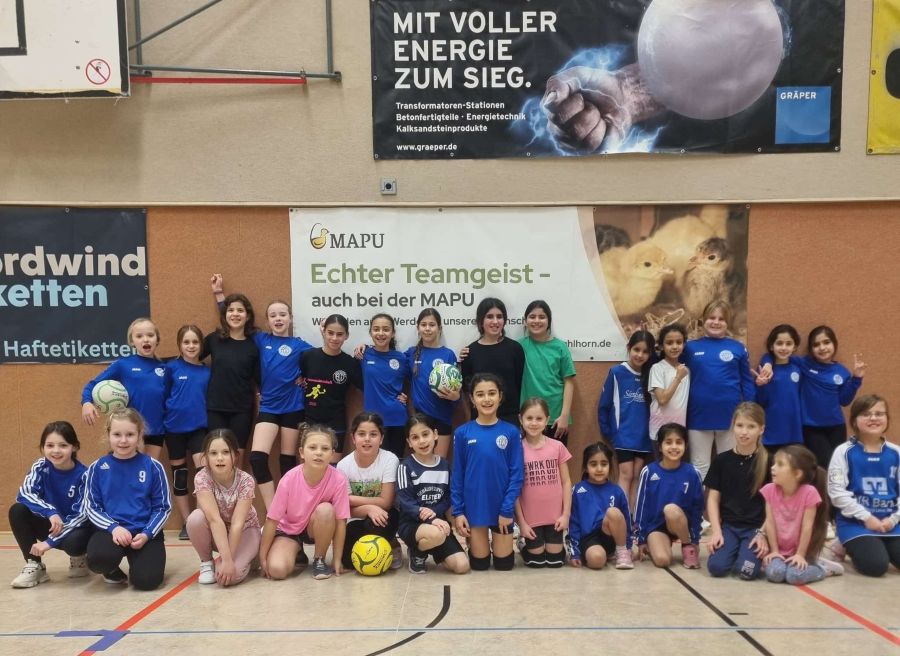 17.12.25: Heute 27 Mädchen der U7-U10 bei Sandra und bei Thomas beim Training ....