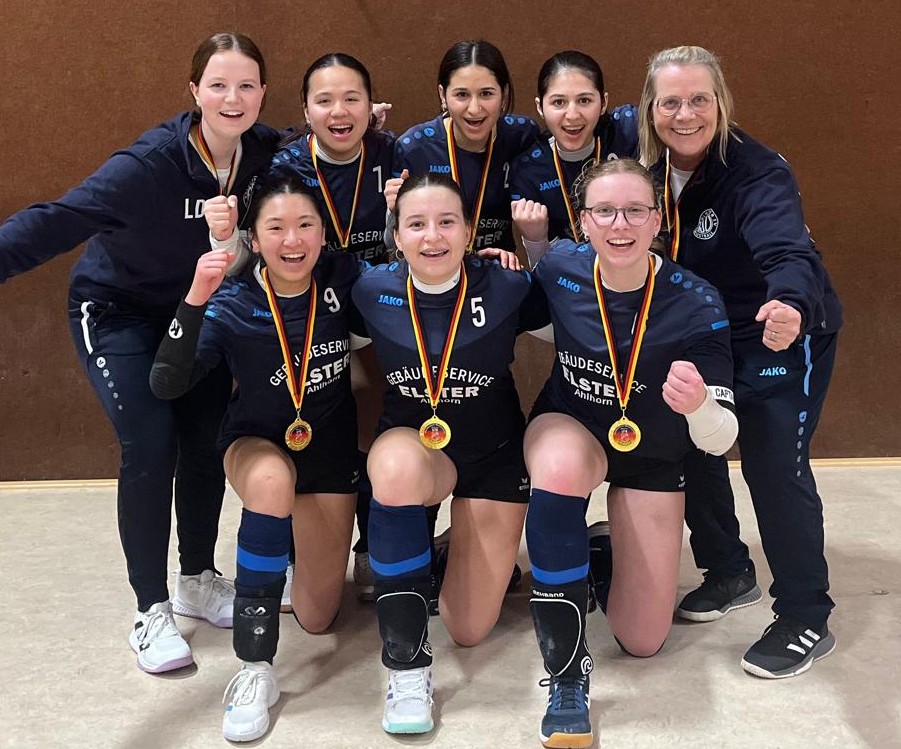 07.02.2026: Norddeutscher Meister der wU18 in Essel und damit für die DM am 21./22. März in Calw qualifiziert.
Von links: Betreuerin Lea Delitzscher, Thuong Nguyen, Alya Hameed, Dareen Hameed, Trainerin Bianca Nadermann; unten: Minh Anh Tran, Sophia Macht, Lena Meidenstein.