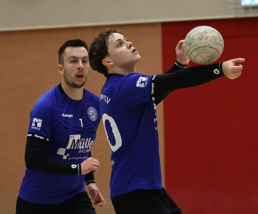 15.02.2026: Der Wiederaufstieg in die 1. Bundesliga ist geschafft! 
Bei den Aufstiegsspielen in Merseburg (Nähe Leipzig) waren von vier teilnehmenden Mannschaften die beiden besten Teams aufstiegsberechtigt.
Neben dem Ahlhorner SV hatten sich der TuS Empelde (Zweiter 2. Bundesliga Nord), der TSV Schülp (Dritter 2. Bundesliga Ost) und Gastgeber MSV Buna Schkopau (Meister 2. Bundesliga Ost) qualifiziert. 
Das erste Match führte den Ahlhorner SV gleich gegen den Mitfavoriten TuS Empelde. Nach einem 1:2 Satzrückstand lag man im vierten Durchgang schon 1:7 zurück! Doch dann ging quasi ein Ruck durch das Team. Mit großem Kampfgeist schaffte der ASV den 2:2 Satzausgleich, um dann eindeutig mit 11:4 den Sack zuzumachen. Anschließend war unsere Mannschaft nicht mehr aufzuhalten. Gegen den TSV Schülp gelang ein 3:1 (11:2, 11:7, 9:11 und 11:7). So war schon vor dem abschließenden Match gegen Buna Schkopau der Aufstieg perfekt! Damit spielt der Ahlhorner SV in der Hallensaison 2026/27 wieder in der obersten deutschen Eliteliga!	