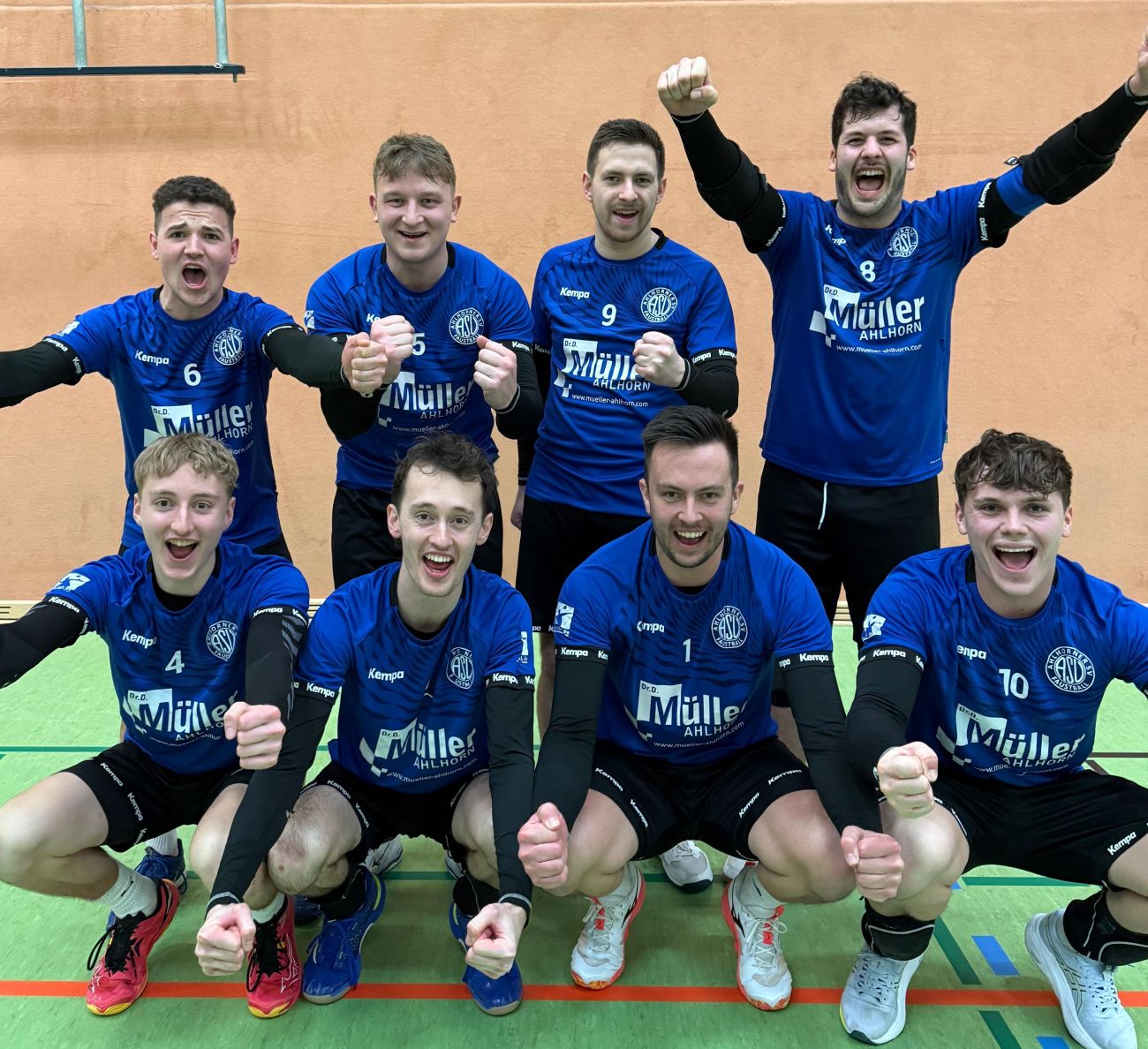 15.02.2026: Aufsteiger !!!!
Von links: Anton Brod, Andrej Macht, Niklas Hoffert, Erik Grotelüschen, (hockend) Philip Behrenz, Jan Gißler, Jan Hermes, Ole Wilke.