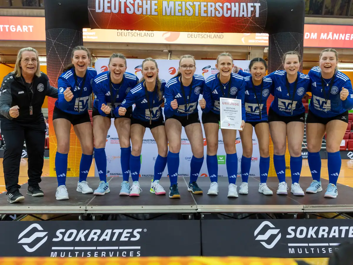 Für die Frauen des Ahlhorner SV (von links: Betreuerin Bianca Nadermann, Melissa Leopold, Mieke Kienast, Felicia Gißler, Lena Meidenstein, Sarah Albrecht, Minh Anh Tran, Lea Delitzscher und Jordan Nadermann) endete die DM mit Silbermedaillen und der Vizemeisterschaft. Auf dem Foto fehlt Michaela Grzywatz. - Foto: Uwe Spille
