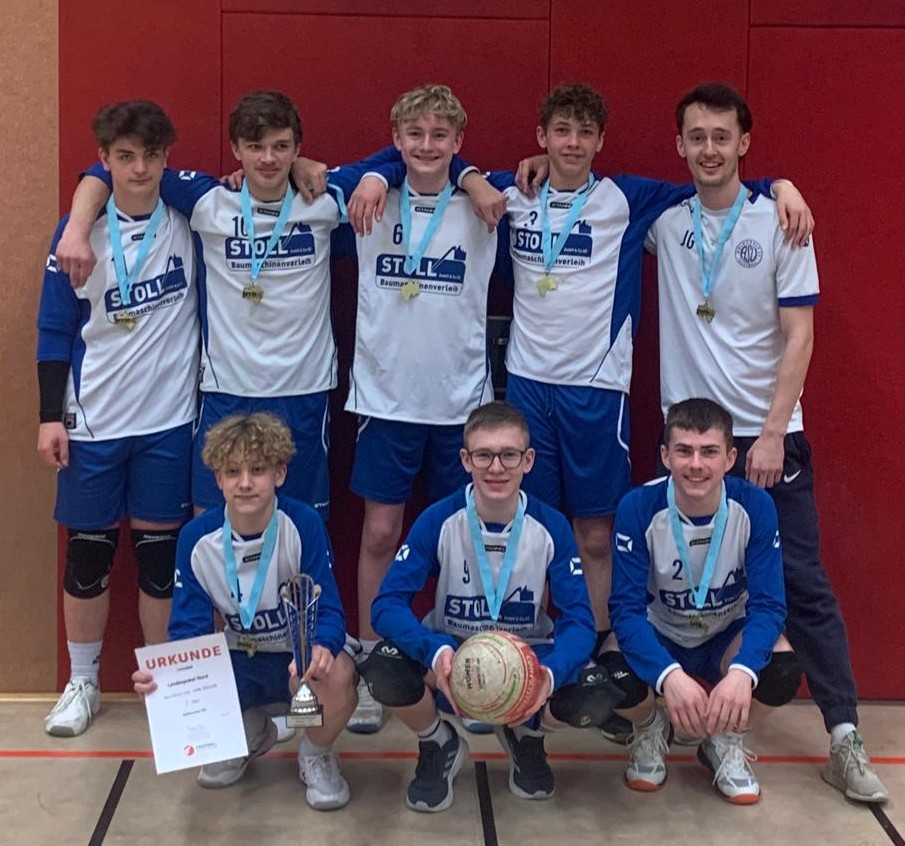 07.03.2026: Landespokalsieger bei der mU16 in Ahlhorn und damit zur DM Ende März in Leipzig qualifiziert...
Von links: Alexander Keller, Lars Kirchgeorg, Tord Hullmann, Jonathan Gellert, Trainer Jan Gißler; hockend: Jonah Tauscher, Elias Wolf, Andino Schmidt.