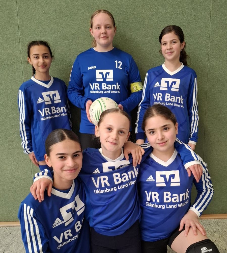 07.03.2026: Vierter Platz bei der Niedersachsenmeisterschaft der wU12 in Brettorf...! Reicht das noch für die Quali für die DM in Leipzig???
Von links: Kathreen Majeed, Laura Rohde, Maali Carl; vorne: Leeveeya Al Murad, Alina Cojocaru, Batoul Zaiter.