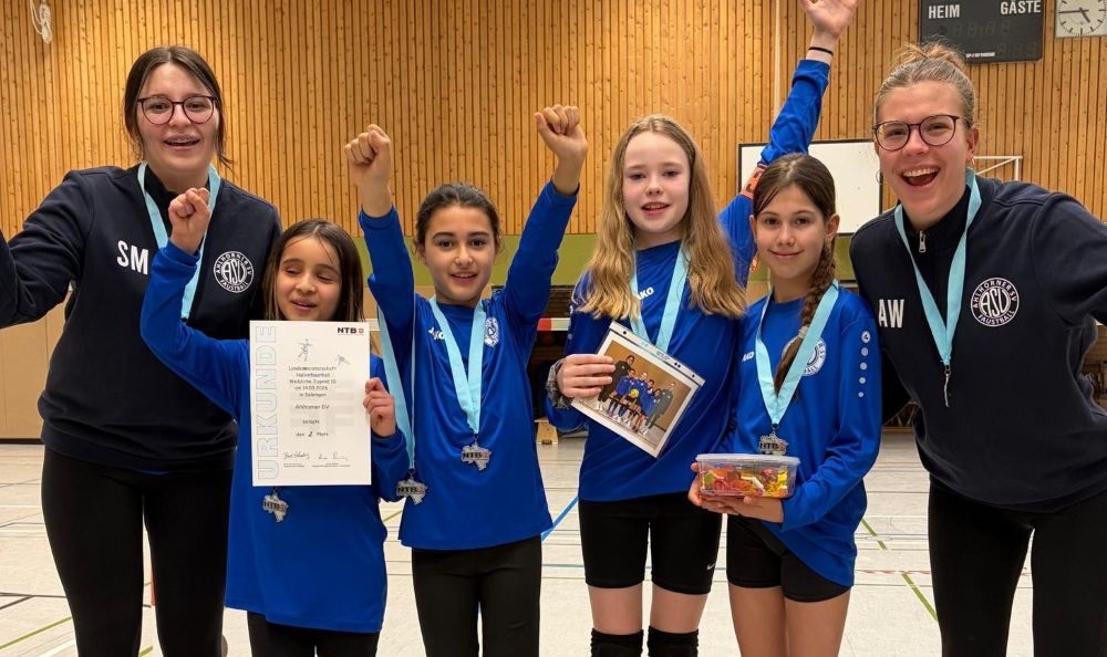 14.03.26: Niedersachsenvizemeister bei der wU10 in Selsingen.
Von links: Betreuerin Sophia Macht, Scherin Mosa, Lara Safwan Majeed, Josephine Schulze-Hillert,  Hannah Mäkelburg,  Betreuerin Anastasia Will.	