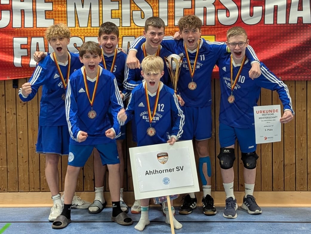 15.03.2026: Bronzemedaille bei der Deutschen Meisterschaft der männlichen U14 in Stuttgart.
Von links, hinten: Jonah Tauscher, Tom Mäkelburg, Andino Schmidt, Jonathan Gellert, Elias Wolf; vorne Levi Gellert, Felix Kirchgeorg.