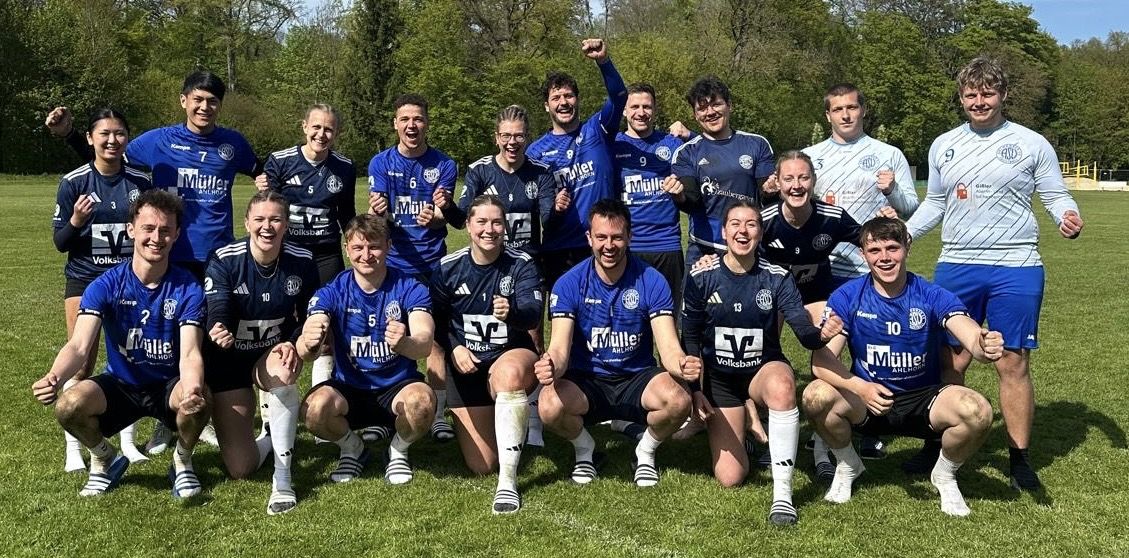26.04.26: Letztes Saisonvorbereitungsturnier in Hannover: 
Unsere Frauen holen sich den Turniersieg, unsere Männer werden Dritter und ASV 2 guter 10!
Das Foto zeigt die komplette erfolgreiche Delegation ...