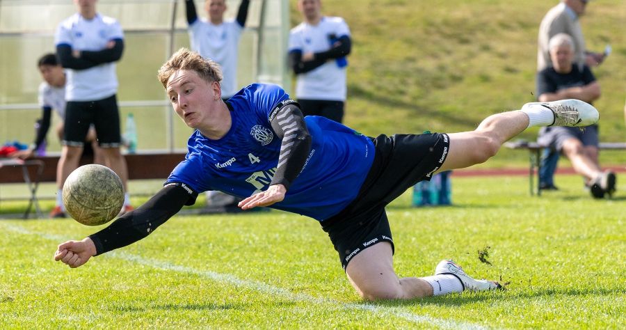 02.05.2026: Philip Behrens, Männer Bundesliga in Ahlhorn, bei der Ballabwehr. (Foto: Uwe Spille)
