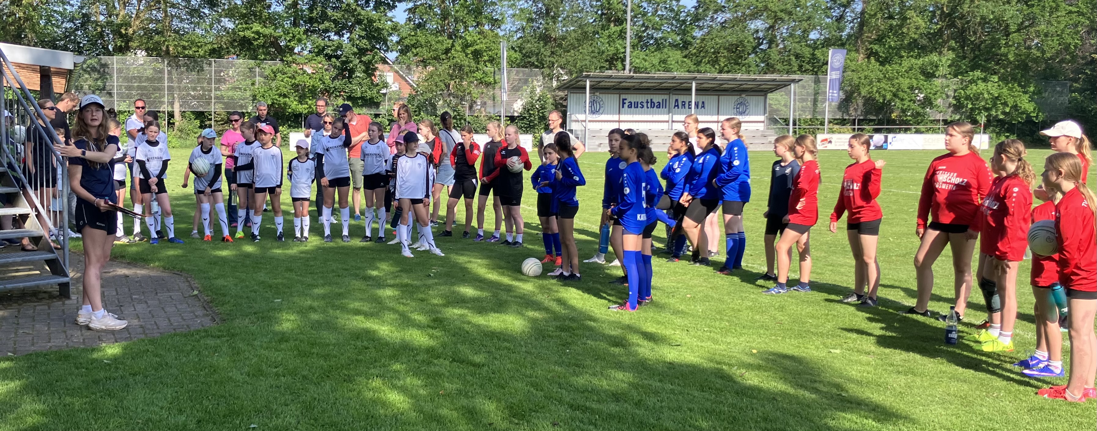 30.05.26: Feli eröffnet den Spieltag der weiblichen U12. Wir spielen mit vier (!) Mannschaften und haben mit Mieke, Lena, Nancy und Anastasia viele Betreuer👍
Gleichzeitig spielt die wU16 auf den Feldern 4 und 5, die von Sarah und Thomas gecoacht werden…