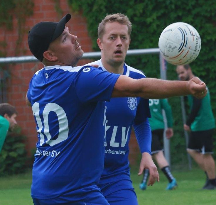 07.06.26:  Zwei Siege und eine Niederlage in der Niedersachsenliga der Männer in Ahlhorn - die Tabellenführung verteidigt - hier Dennis Overberg für Christoph Johannes (Foto: Kurt Peters).