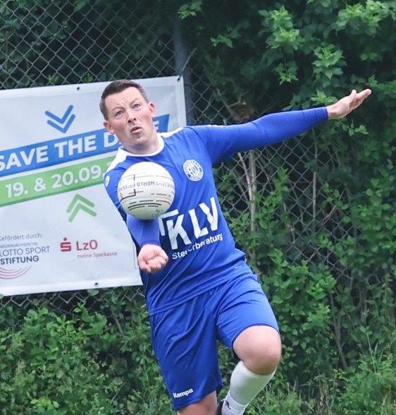 07.06.26:  Zwei Siege und eine Niederlage in der Niedersachsenliga der Männer in Ahlhorn - die Tabellenführung verteidigt - hier Mats Albrecht bei der Ballannahme (Foto: Kurt Peters).