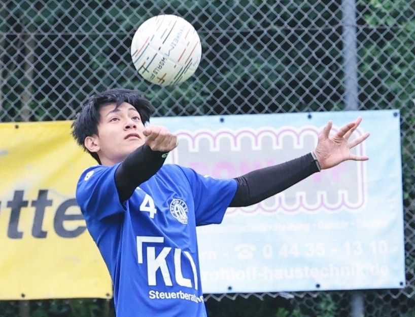07.06.26:  Zwei Siege und eine Niederlage in der Niedersachsenliga der Männer in Ahlhorn - die Tabellenführung verteidigt - hier Luc Tran beim Zuspiel (Foto: Kurt Peters).