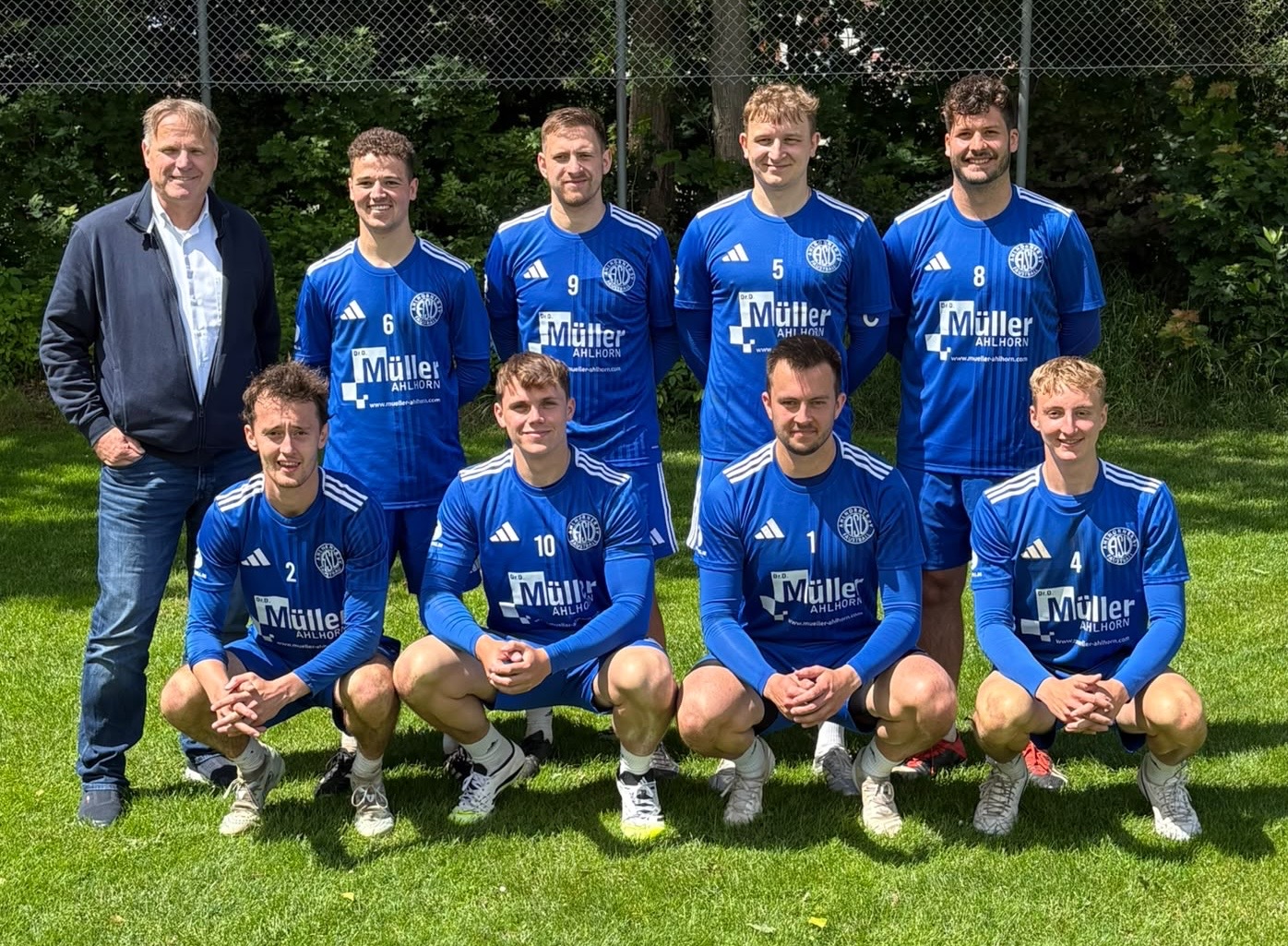 14.06.26: Unsere Bundesliga Männer siegen mit 5:1 gegen den VfK Berlin.
Nächsten Samstag geht es in Ahlhorn mit dem nächsten Heimspiel weiter, um 16 Uhr!
