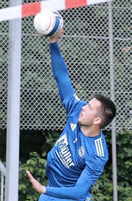 26.06.26: Jan Hermes beim erfolgreichen Angriff im Spiel gegen den VfL Kellinghusen - 5:2 nach einer wahren Hitzeschlacht für unsere Mannschaft (Foto: Kurt Peters).