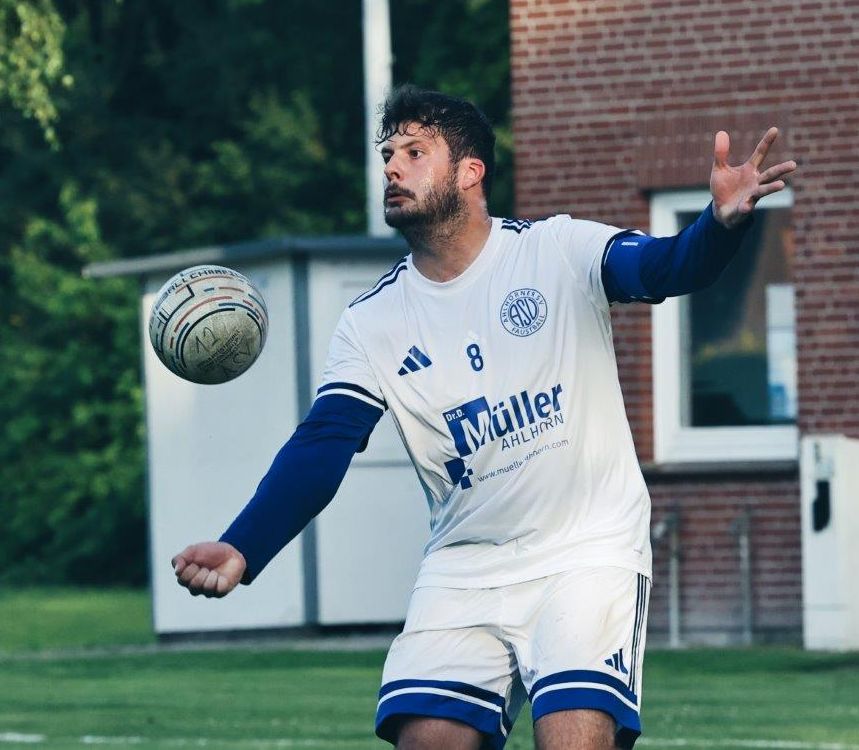 26.06.26: Erik Grotelüschen in der Abwehr im Spiel gegen den VfL Kellinghusen - 5:2 nach einer wahren Hitzeschlacht für unsere Mannschaft (Foto: Kurt Peters).