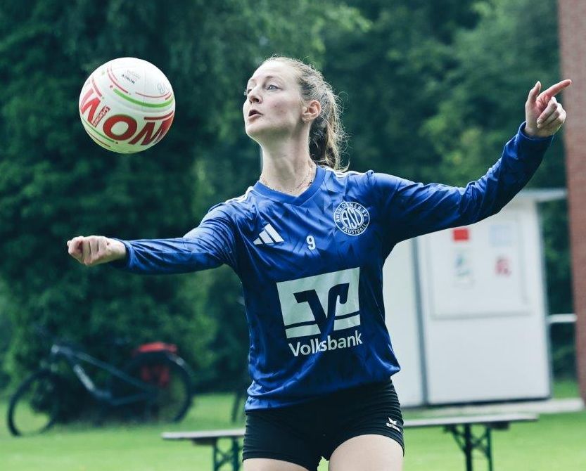 28.06.26: Felicia Gißler beim Zuspiel beim Heimspieltag am heutigen Sonntag mit zwei Siegen gegen Ohligser TV und TSV Hagen (Foto: Kurt Peters)
