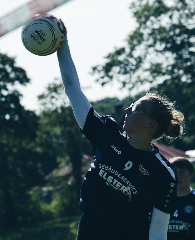 28.06.26: Lene Meidenstein beim Angriff in der 2. BL beim Heimspieltag am heutigen Sonntag mit zwei Siegen gegen MTSV Selsingern und TK Hannover (Foto: Kurt Peters)