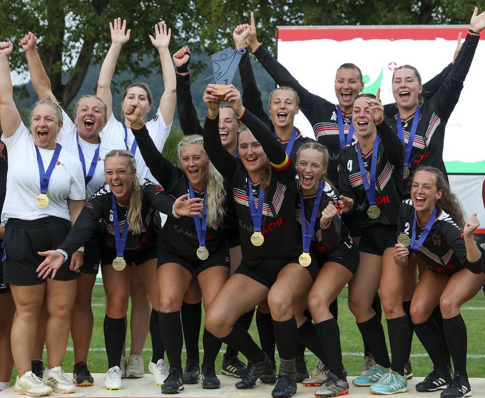 25.07.2026: Deutschland wird Europameister der Frauen in der Schweiz - mit Jordan Nadermann (oben rechts) und Michaela Grzywatz (5. von links). Foto: Uwe Spille