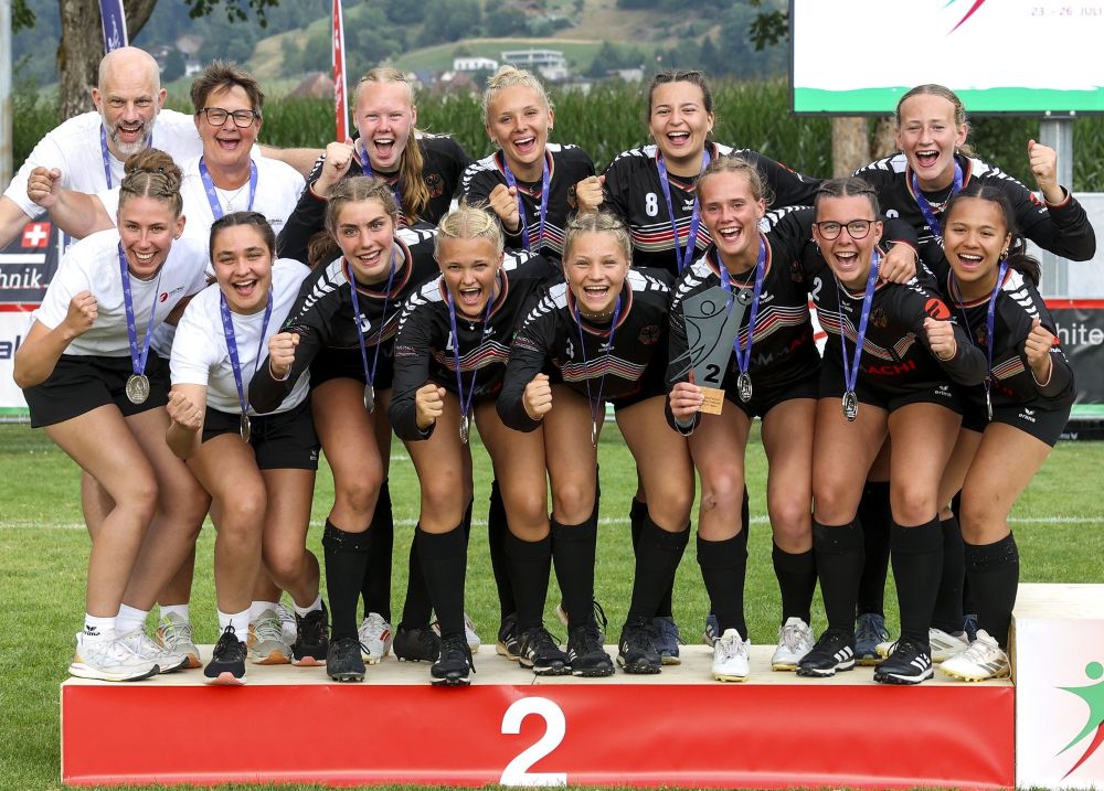 26.07.2026: Deutschland wird Vizeweltmeister der U18 Frauen in der Schweiz - mit Sophia Macht (oben, 2. von rechts) und Thuong Nguyen (unten, 1. von rechts). Foto: Uwe Spille