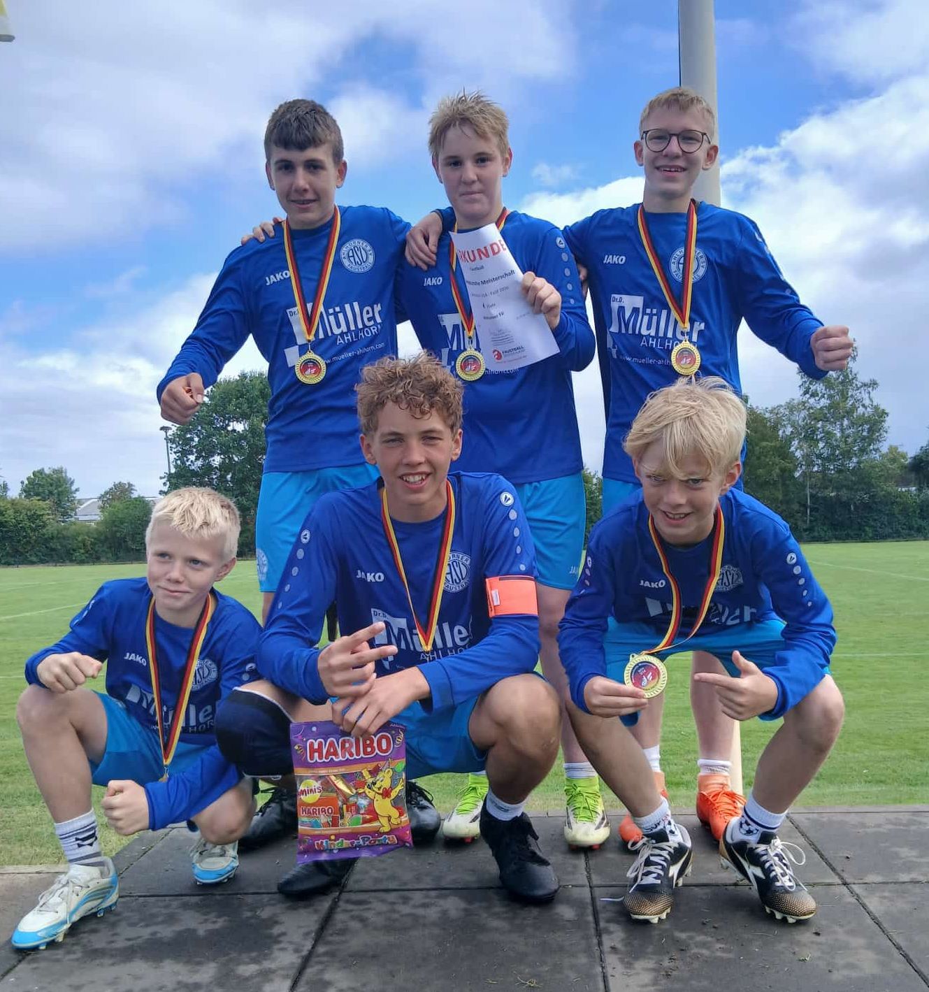 23.08.2026: Norddeutscher Meister der männlichen U14 in Wangersen. Ein 13:11/7:11/11:9  Sieg im Finale gegen den TV Brettorf. Wir fahren als Norddeutscher Meister zur Deutschen Meisterschaft in drei Wochen in Großenaspe/Schleswig-Holstein.
oben(v.li.): Tom Mäckelburg, Maximilian Müller, Elias Wolf; unten: Nuri Köhrmann, Jonathan Gellert, Felix Kirchgeorg.