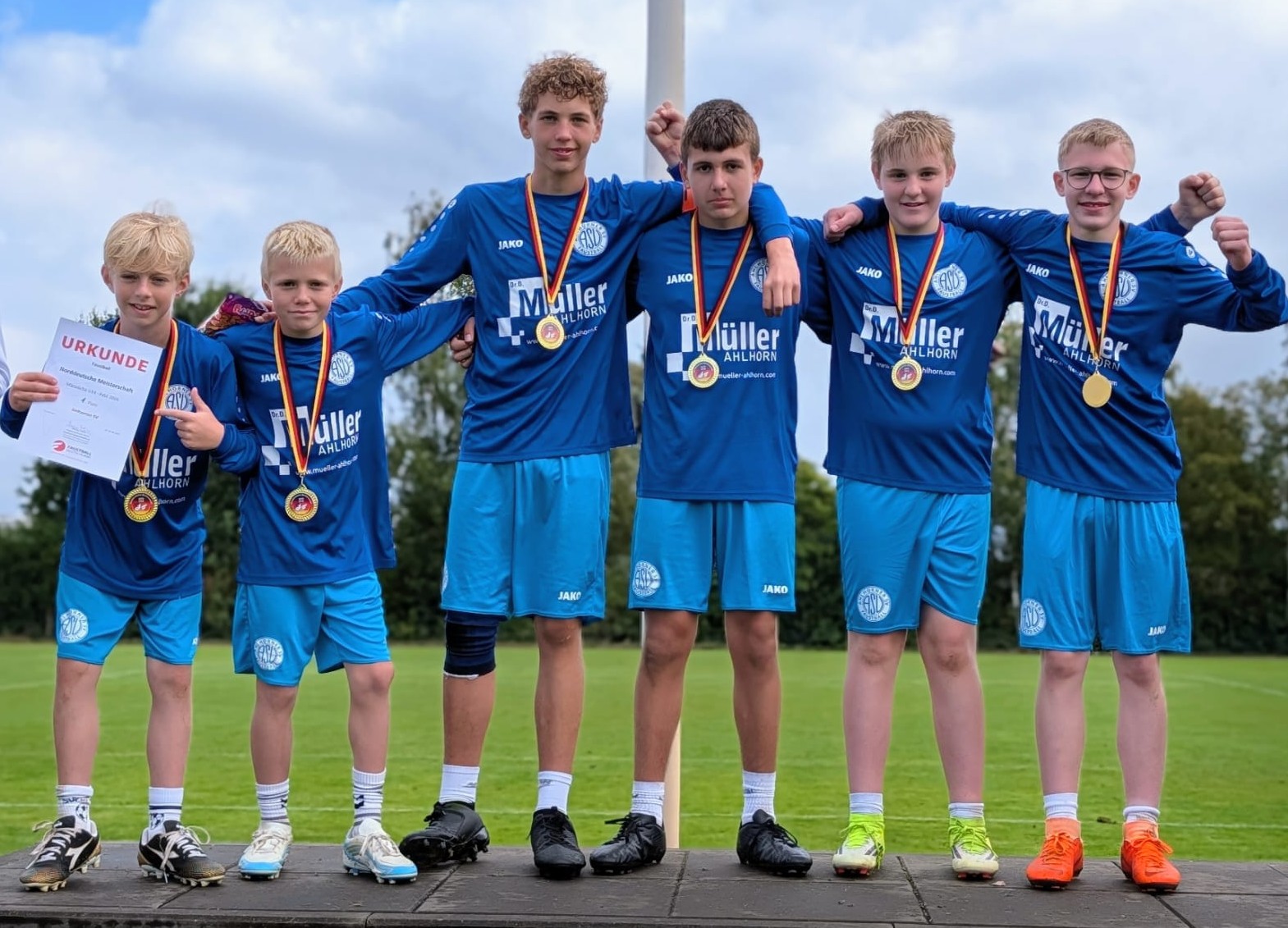 23.08.2026: Norddeutscher Meister der männlichen U14 in Wangersen. Ein 13:11/7:11/11:9  Sieg im Finale gegen den TV Brettorf. Wir fahren als Norddeutscher Meister zur Deutschen Meisterschaft in drei Wochen in Großenaspe/Schleswig-Holstein.
(v.li.): Felix Kirchgeorg, Nuri Köhrmann, Jonathan Gellert, Tom Mäckelburg, Maximilian Müller, Elias Wolf.