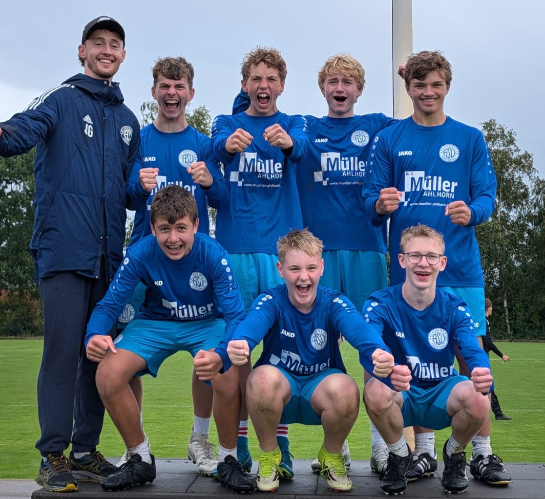 5.9.26: Sieger im Landespokal der mU16 in Wangersen und damit für die DM 26./27.9. in Gnutz (Schleswig-Holstein) qualifiziert. 
Von links: Trainer Jan Gißler, Andino Schmidt, Jonathan Gellert, Tord Hullmann, Lars Kirchgeorg; unten: Tom Mäckelburg, Maximilian Müller, Elias Wolf.