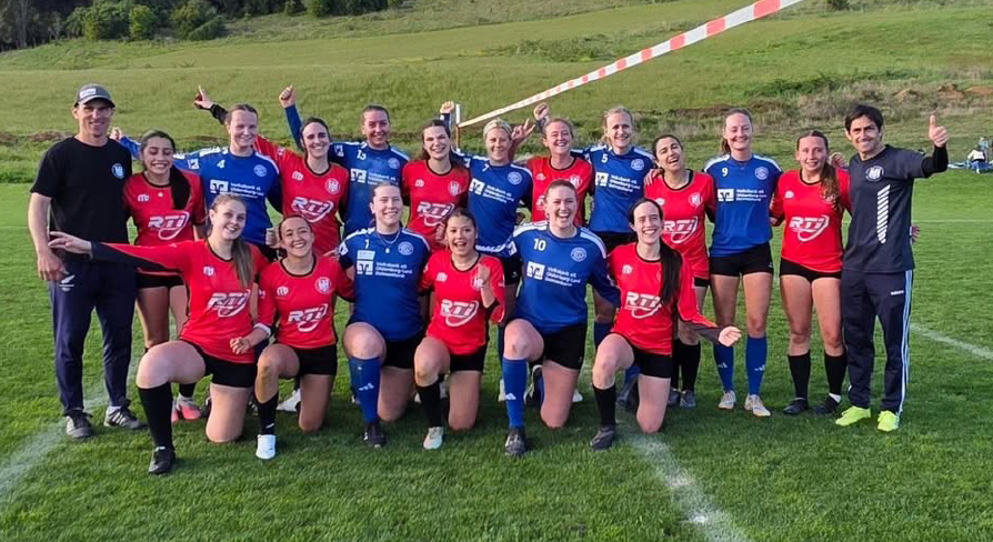 Enfrento en un partido amistoso al equipo de
@ahlhornersv_faustball previo al Mundial de
Clubes.
Ahlhorner se impuso por 4 x 0 con parciales de
11-9 / 11-7 / 11-5 / 11-7.
Vor der Klub-Weltmeisterschaft treffen wir in einem Freundschaftsspiel auf die Mannschaft des @ahlhornersv_faustball.
Ahlhorn setzte sich mit 4:0 durch (Satzergebnisse: 11:9, 11:7, 11:5, 11:7).