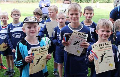 Bezriksmeisterschaft der U8 am 15-09: Unsere 1. Mannschaft wird Meister bei den Jungen!