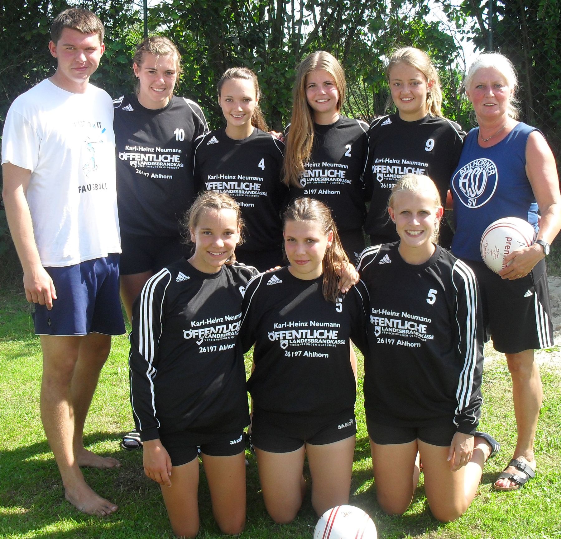 19-08-2012: Norddeutscher Vizemeister der weiblichen U 18 in Armstorf/Stade: v.li. Co-Trainer Steffen Lüdtke, Carolin Feye, Jacqueline Zaddach, Susanna Meiners, Sarah Gißler, Trainerin Edda Meiners, (knieend) Pia Neuefeind, Ammelie Senß, Sarah Reinecke.