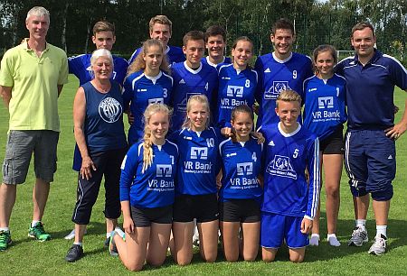 1./2.8.15: Nordmeisterschaften der U18 in Wangersen: Unsere Jungten werden Erster und unsere Mädchen Zweiter !!! Beide sind damit für die DM am 12. und 13. September in Unterhaugstett qualifiziert !!!!
Achim Kuwert-Behrenz, Edda Meiners, Lukas Overberg, Vanessa Manzek, Marius Muhle, Paul Barklage, Erik Grotelüschen, Pia Neuefeind, Arne Grotelüschen, Tokessa Köhler-Schwatjes, Trainer Dennis Overberg;
vordere Reihe: Neele Keyser, Lisa Sturitis, Jenny Gißler, André Macht.