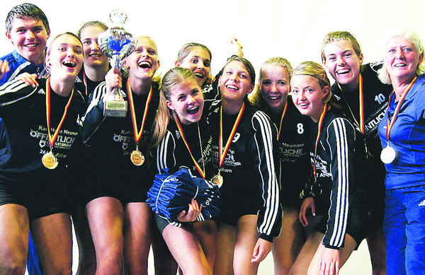 27-08-2011: Deutscher Meister der weiblichen U 18 : Ahlhorner SV
(Bild von links): Betreuer Steffen Lüdtke, Jacqueline Zaddach, Frederike Rykena, Sarah Reinecke, Susanna Meiners, Katharina Höse, Amelie Senß, Anneke Köhne, Sarah Gißler, Carolin Feye und Trainerin Edda Meiners.
Foto: NWZ - Lars Pingel